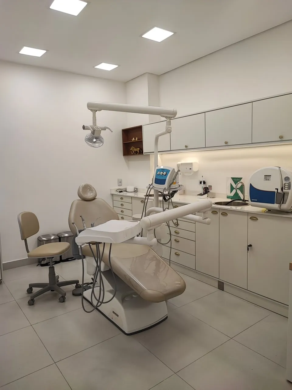 Sala clínica do consultório da Dra. Erika Machado em São José dos Campos